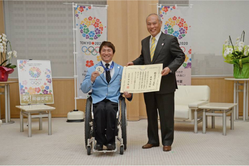 都民スポーツ大賞を受賞した森井大輝選手と、舛添要一東京都知事