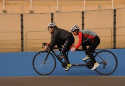 自転車をこいでいる写真