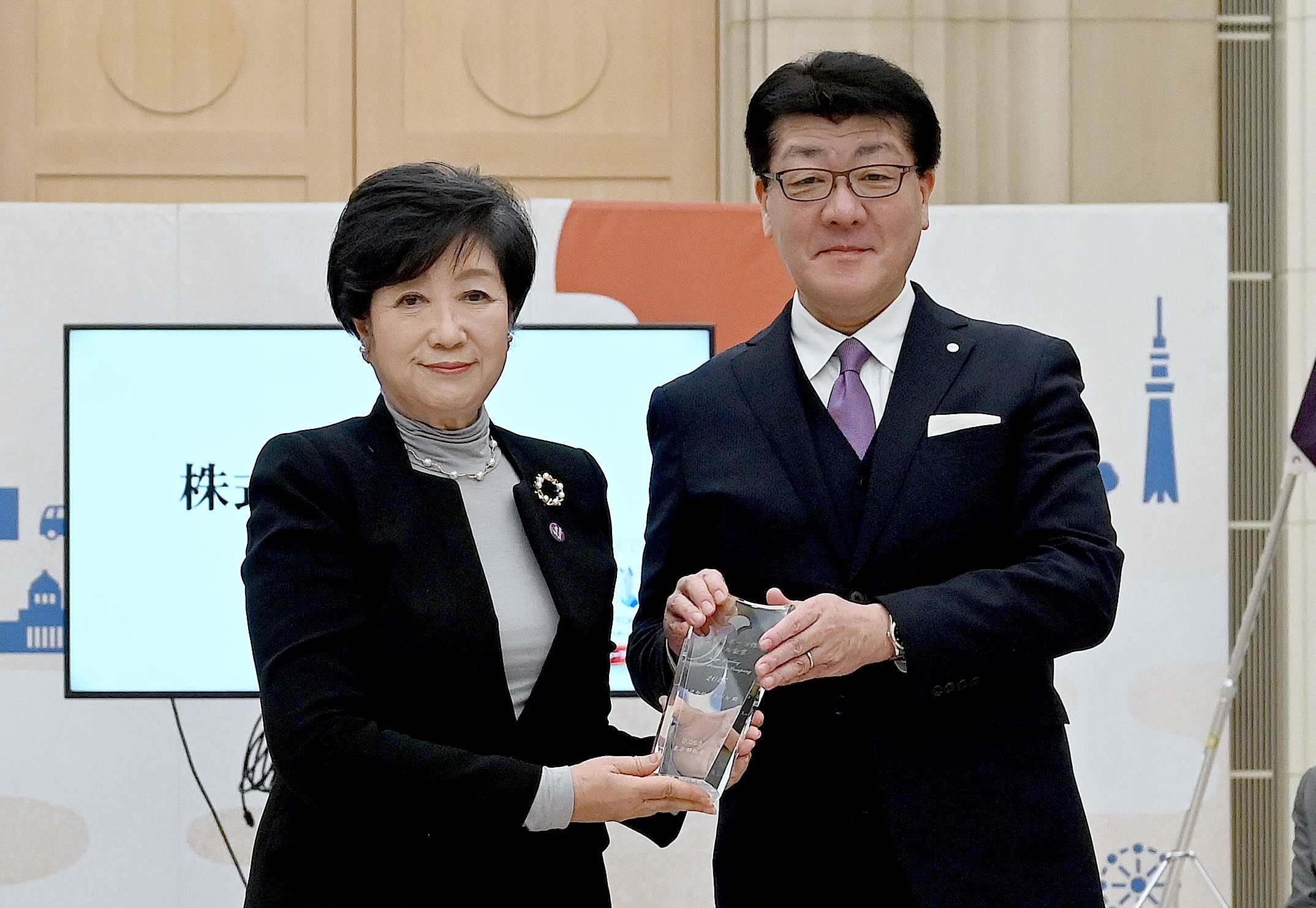 写真：モデル企業代表者と都知事