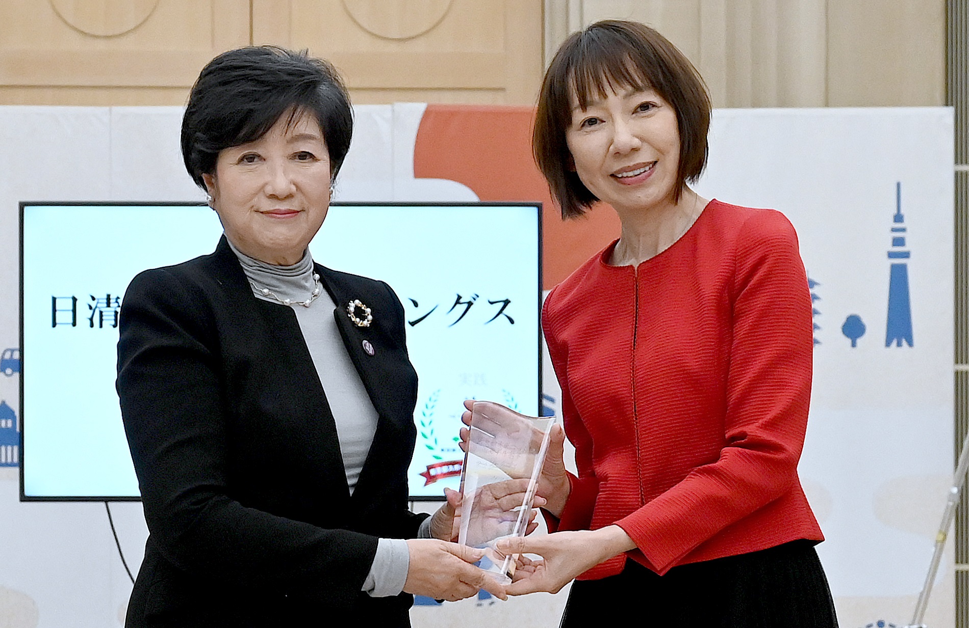 写真：モデル企業代表者と都知事