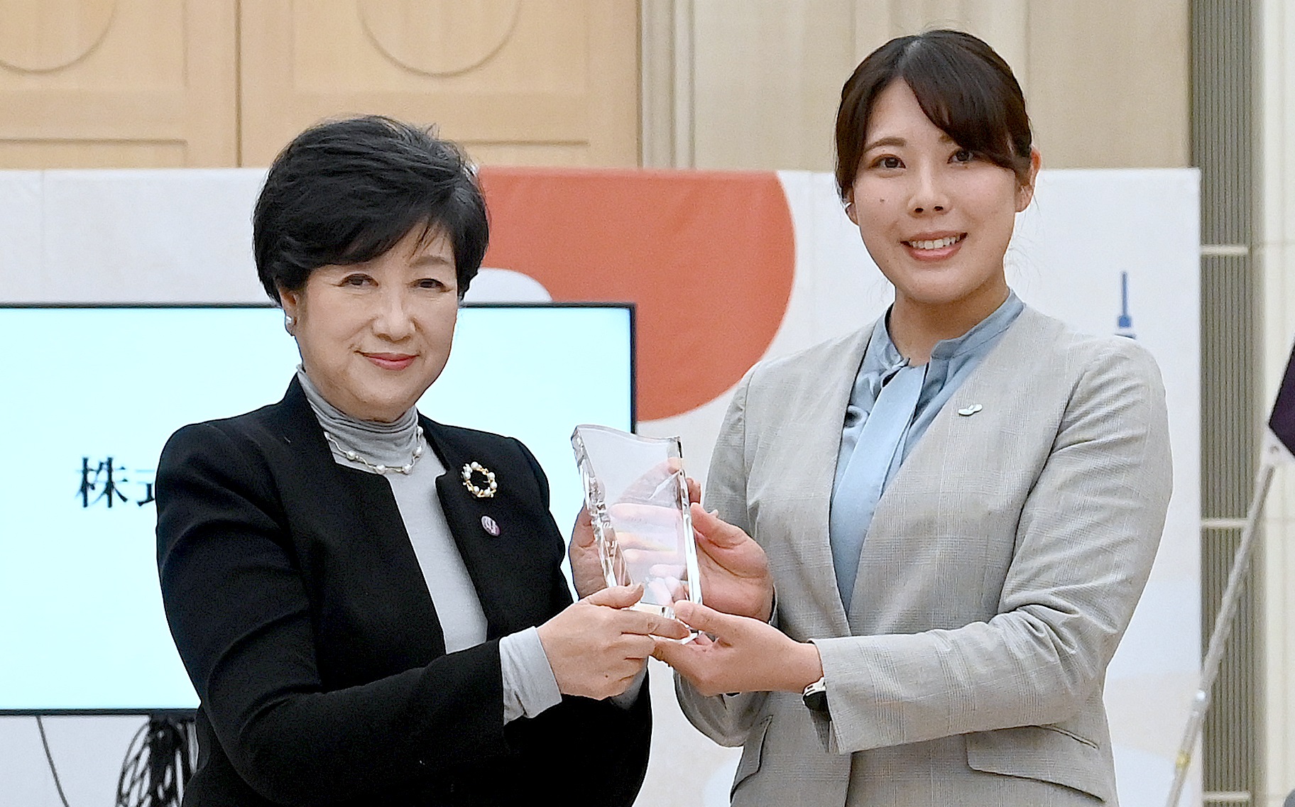 写真：モデル企業代表者と都知事