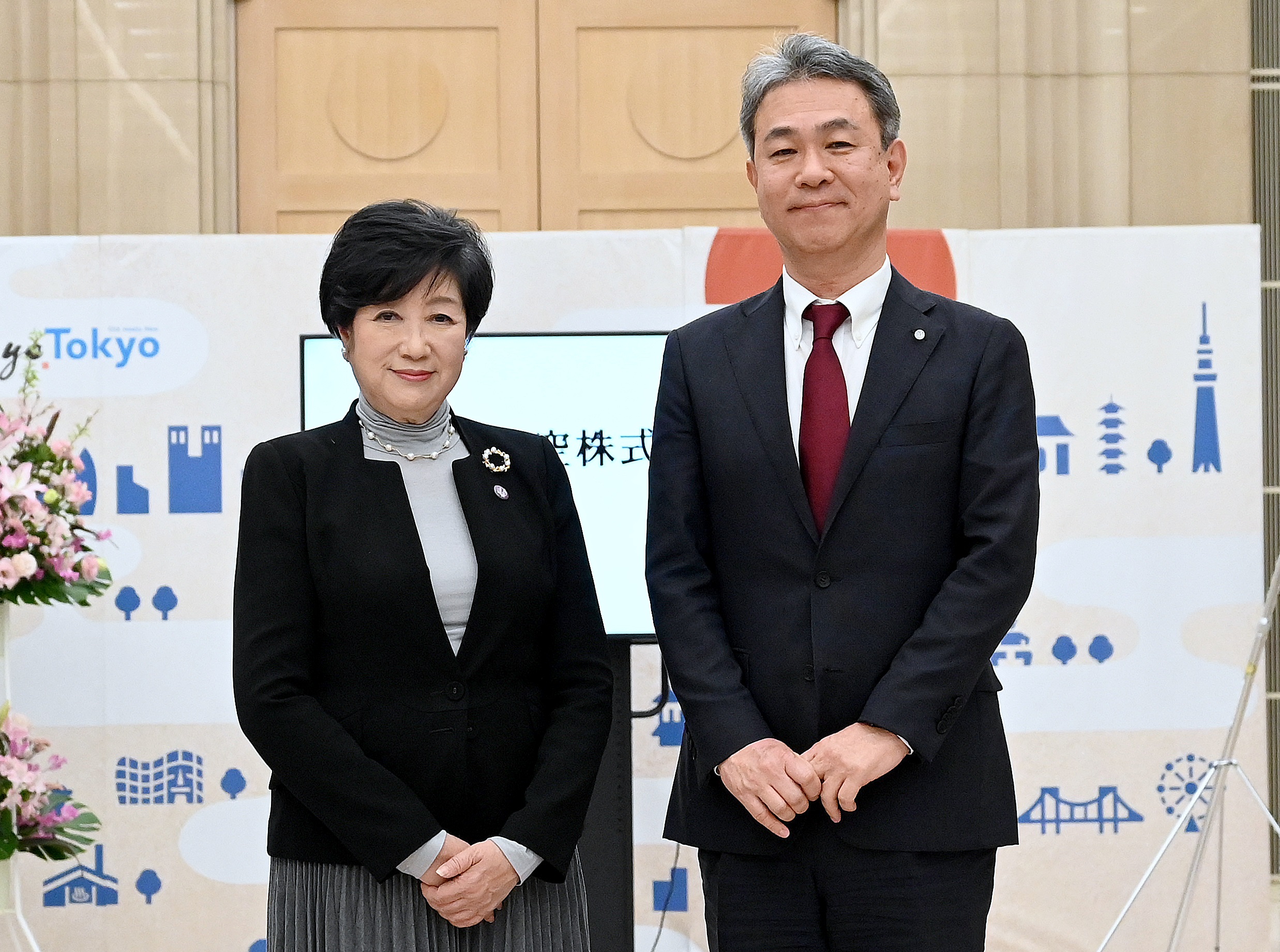 写真：モデル企業代表者と都知事