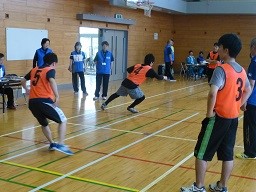 画像：反復横跳びのようす