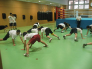 大学生による試合のデモンストレーションとウォーミングアップを兼ねたゲームを取り入れたトレーニング