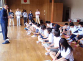 アーチェリーの歴史や道具について説明を真剣に受けるアスリート達