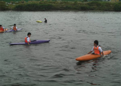 パドルを使わずに川の上でカヌーのバランス感覚を養う練習
