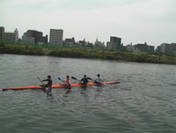 大学生と一緒に4人乗りのカヌーに乗り、競技レベルのカヌーの速度を体感