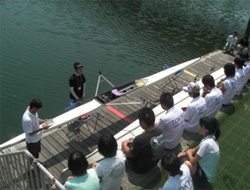 高校生選手によるボート競技の魅力などについての解説と模範試漕