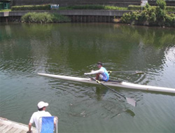 高校生選手によるボート競技の魅力などについての解説と模範試漕