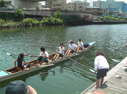 高校生の選手と一緒に二人ずつ乗艇し、ボート競技を体験。午後の実技では漕ぎ方にも慣れ、スムーズに進む