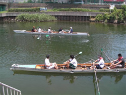 高校生の選手と一緒に二人ずつ乗艇し、ボート競技を体験。午後の実技では漕ぎ方にも慣れ、スムーズに進む