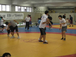 一本背負いで相手を投げる練習を行う