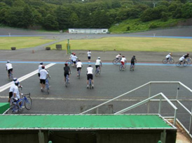 頭上高々とバーベルを持ちあげ、静止する