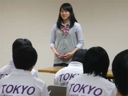 第２期生の藏田美乃梨さんも後輩に対してウエイトリフティングの魅力を伝える