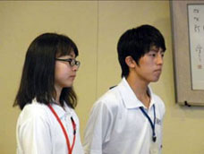 結団式にて決意表明をする久保初音さんと照屋林一郎君