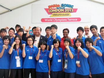 WOA所属のオリンピアン（左からSteven Lee選手、Freida Nicholls選手、Ada Koh選手）と一緒に記念撮影