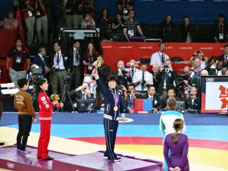 小原選手表彰式の様子（左）