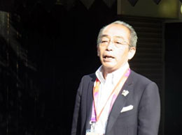 秋山副知事からの激励（左）