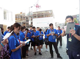 マルチサポートハウス職員による説明（右）