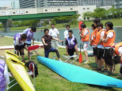 （左）カナディアンの漕ぎ方を教わる