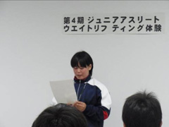 第３期生の岩田優さん（左）と中山榛菜さん（右）も後輩に対してウエイトリフティングの魅力を伝える２