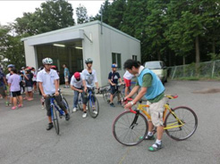 自転車の乗り方を指導する様子