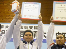 表彰式での鈴木選手（写真中央）