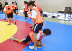 構えの軸足を確認するための馬跳び。股をくぐる際、先に出した足を軸足とします。