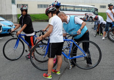 自転車のサイズ合わせの様子