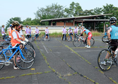 自転車の乗り方を講義中