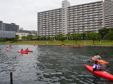 水上で鬼ごっこの写真