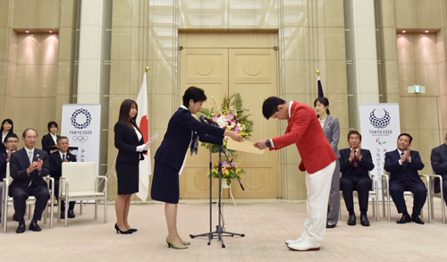 表彰を受ける大野将平選手の写真