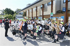 写真：◆地元高校生による激励演奏（岩手県久慈市）