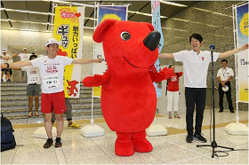 写真：◆千葉県マスコットキャラクター「チーバくん」と準備体操（千葉県）