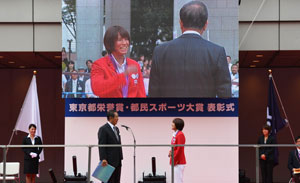 石原知事と松本選手