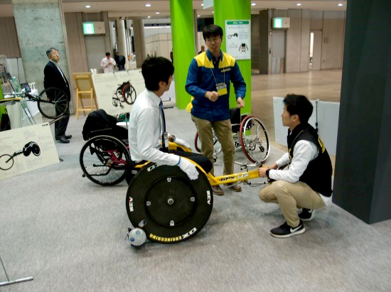 車椅子体験の様子