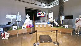 ＜展示の様子1＞オリンピック開会式国歌独唱者衣装、パラリンピック開会式衣装「片翼の小さな飛行機少女」など