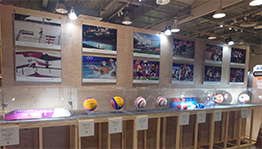 ＜展示の様子2＞大会時に実際に使用された競技備品、触れるボールなど