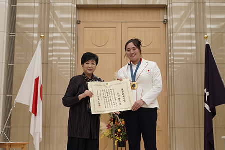 画像：表彰を受ける北口榛花選手（陸上競技）