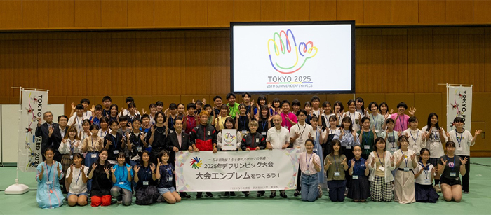 デザイン制作を担った筑波技術大学の学生と参加した中高生との集合写真