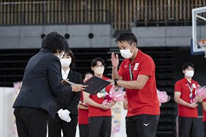 賞状・記念品の授与