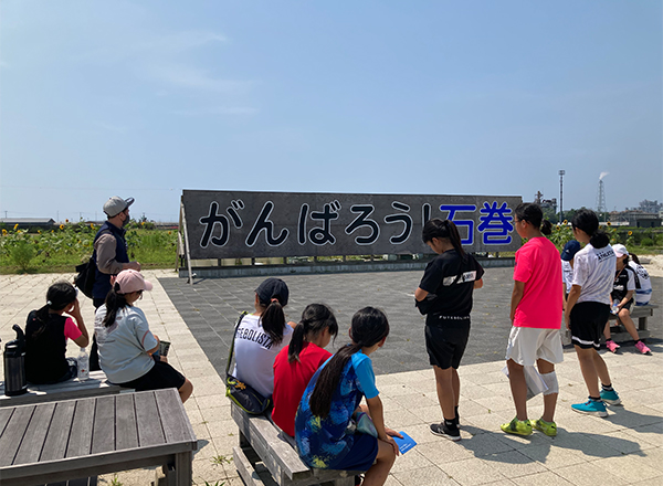 「がんばろう！石巻」の看板見学の様子