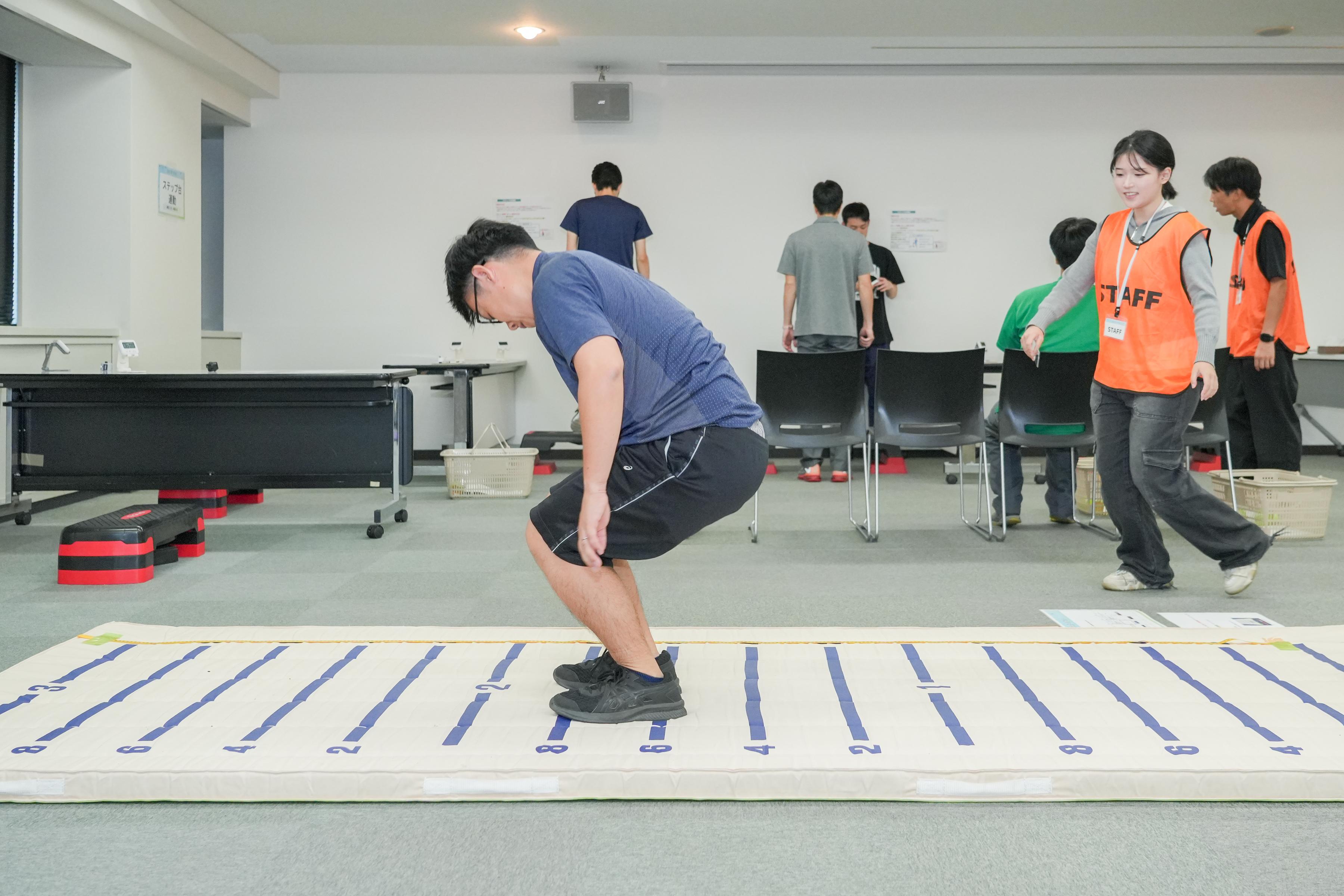 立ち幅とびの様子