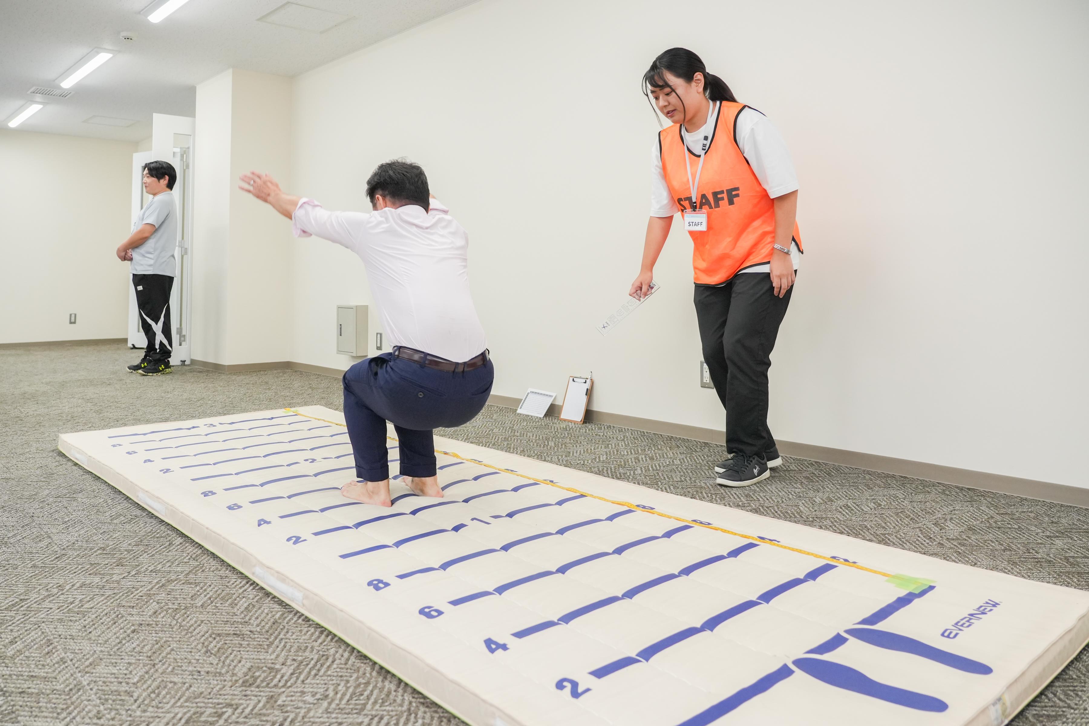 立ち幅とびの様子