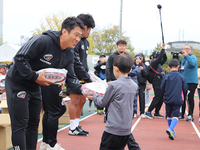 選手からボールのプレゼント