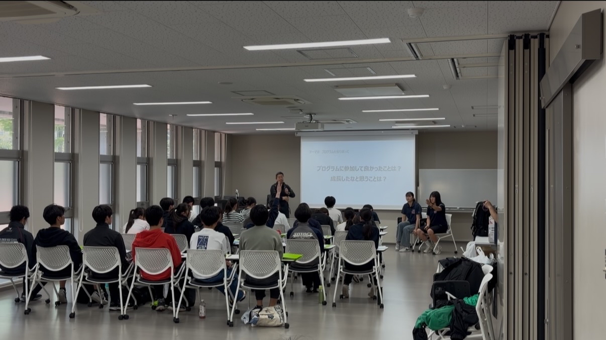 修了生に質問している様子