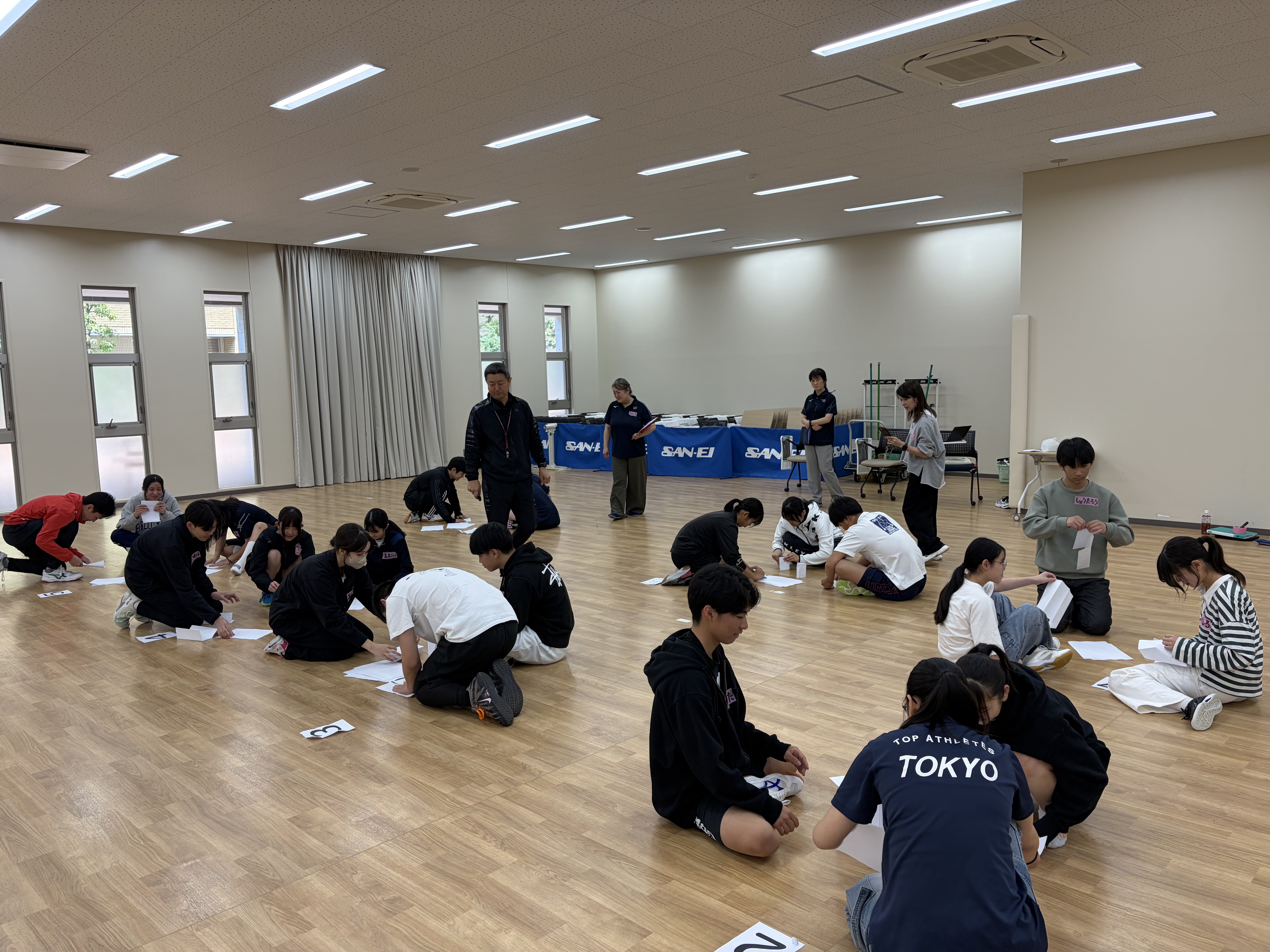 チームで作戦を練る様子