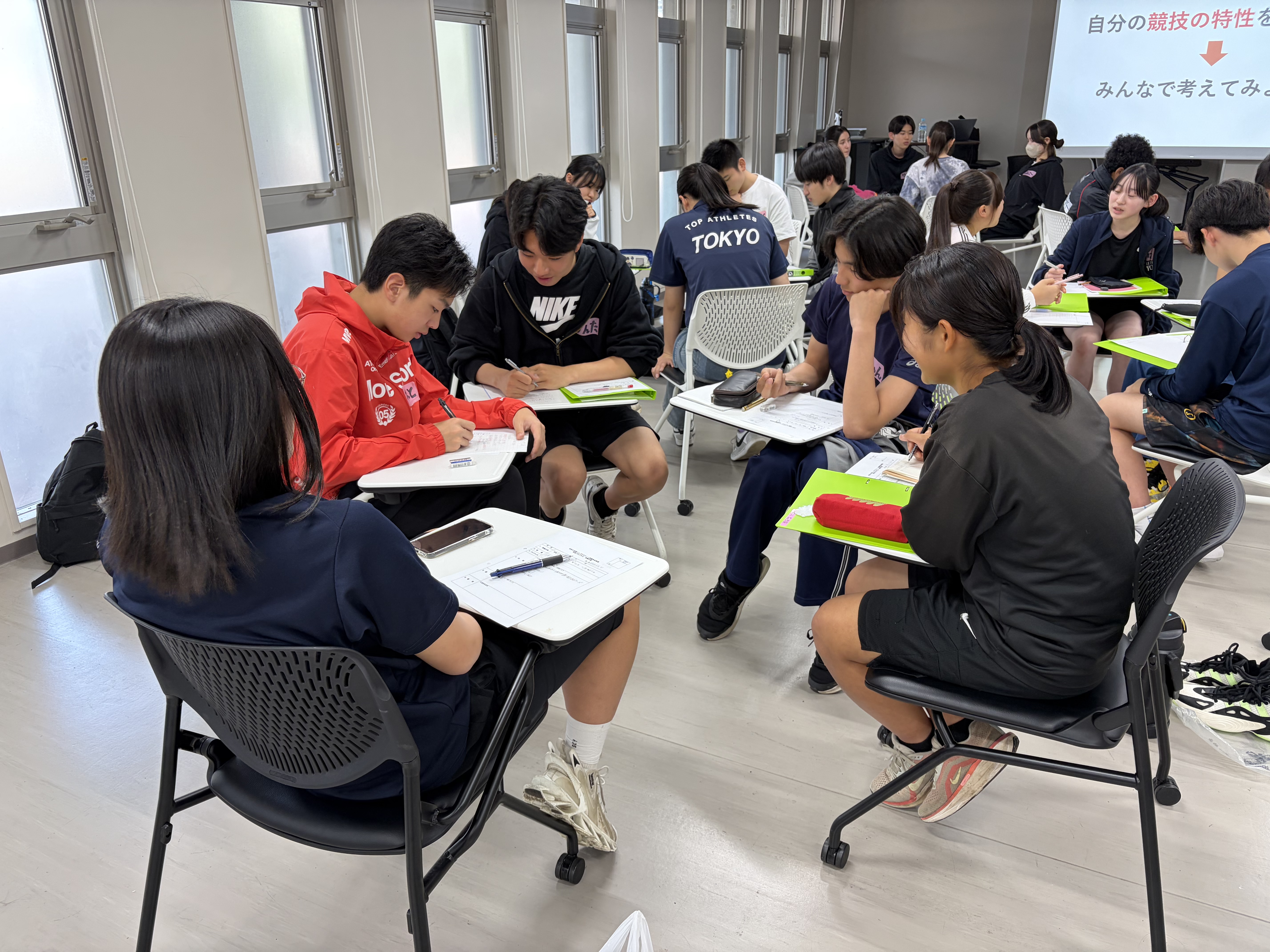 自分の競技の特性について話し合う様子