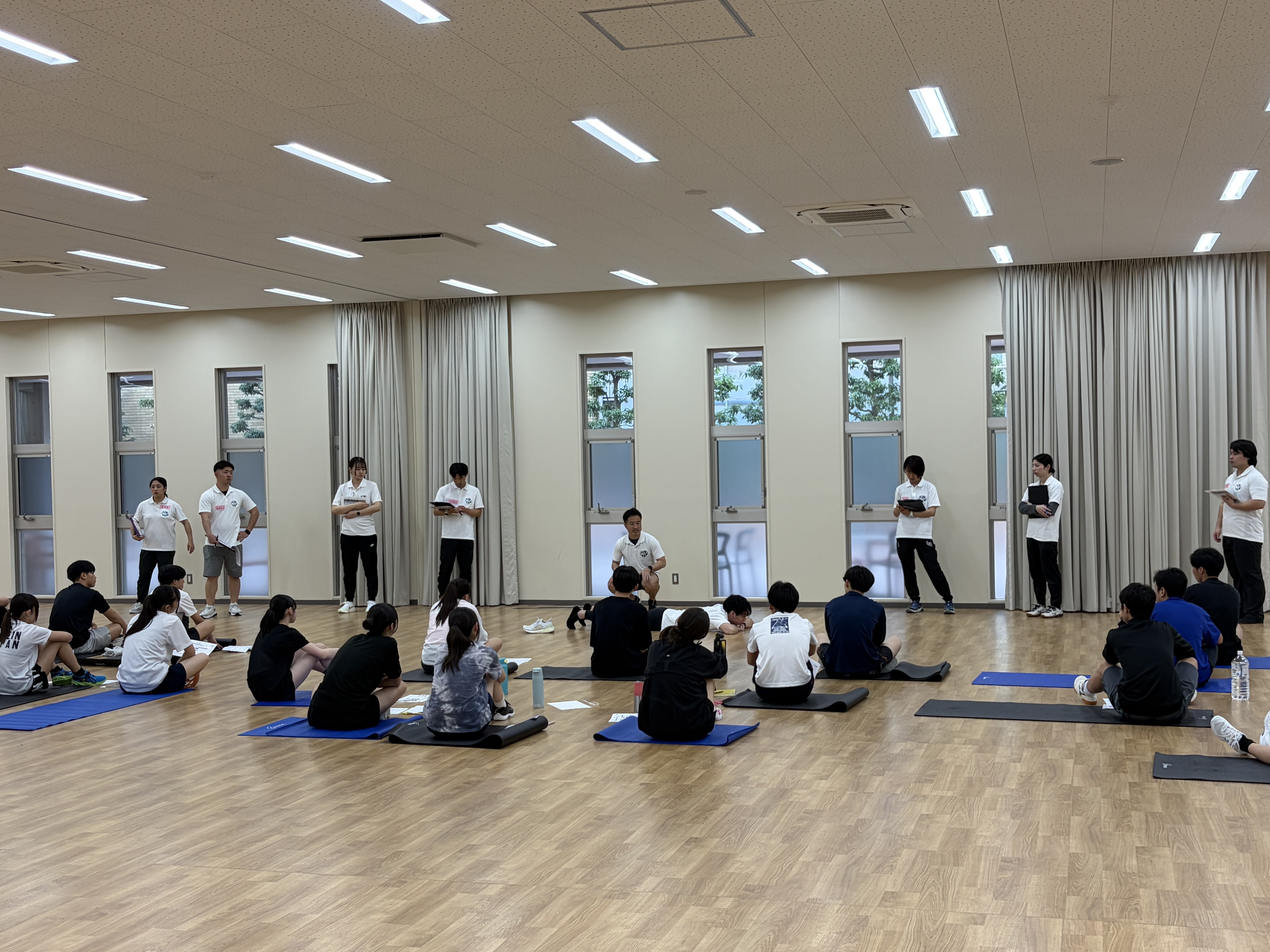 アスレティックトレーナーの話を聞く様子
