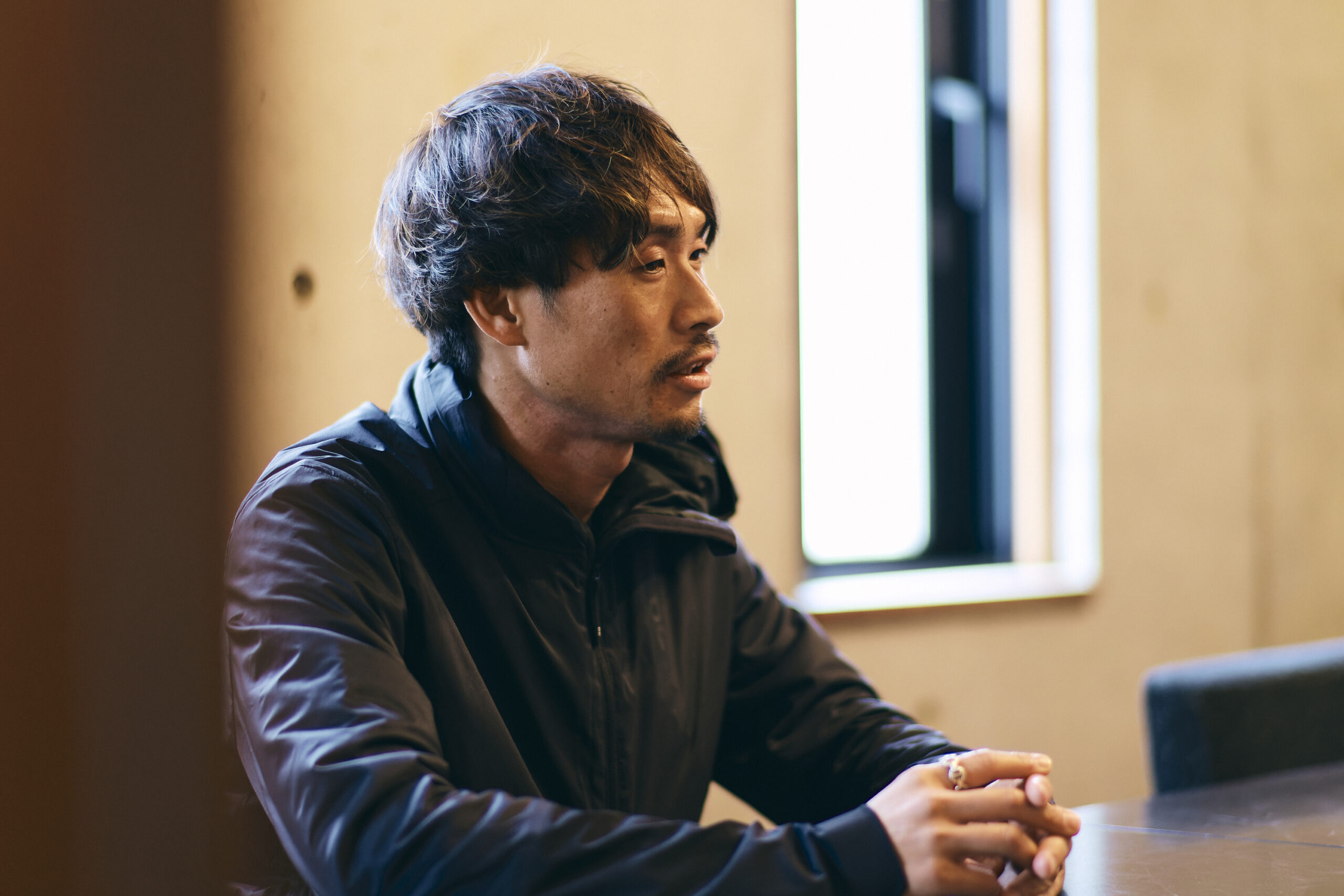 インタビューに応える横田さんの写真